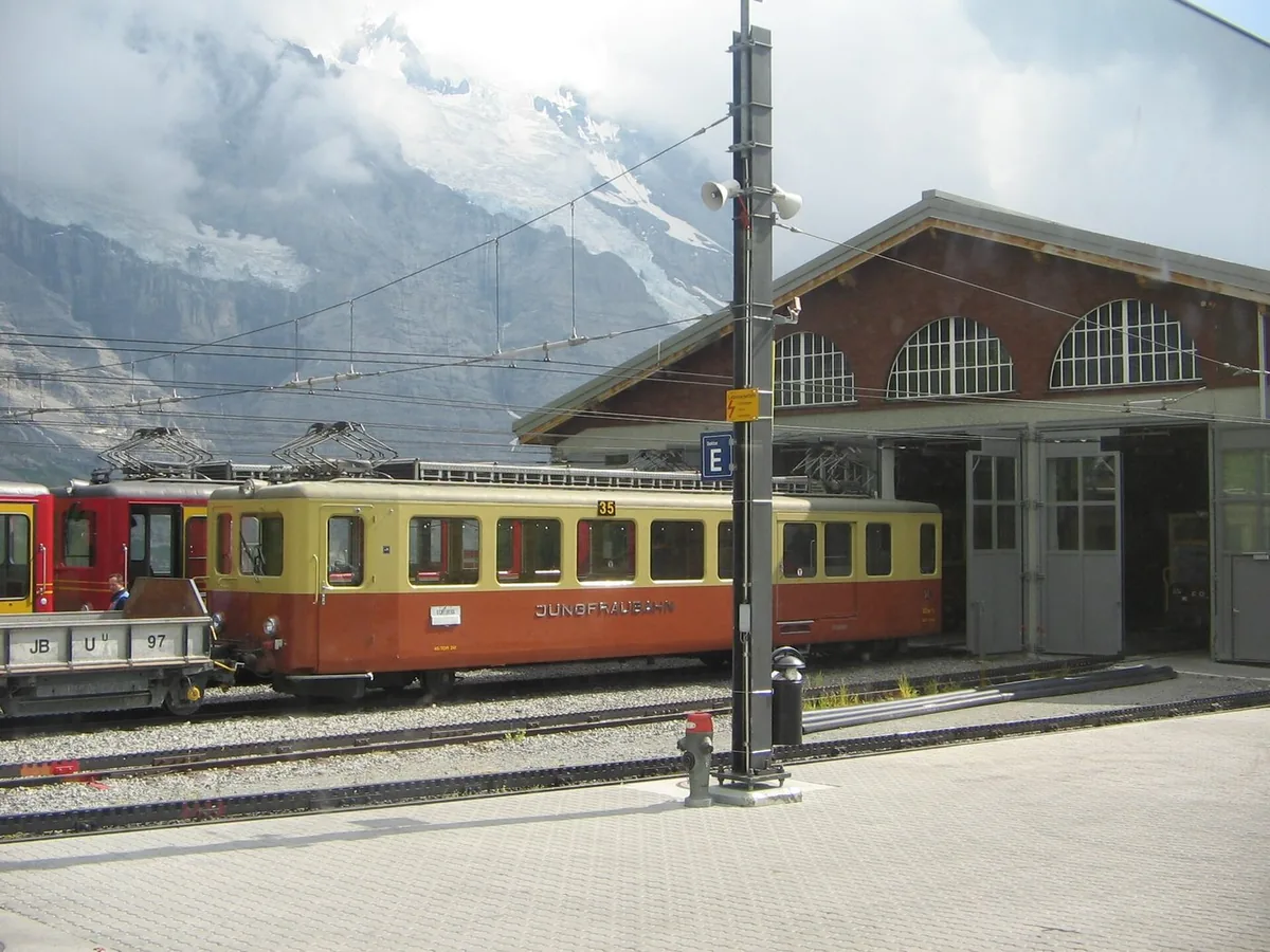 Поезд Jungfraubahn у станции